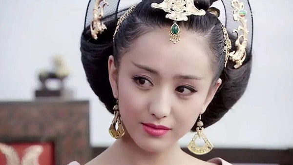 佟麗婭演第一美女大家也服氣！歷史上有很多關於趙飛燕的故事，都說她是個不可多得的美人。佟麗婭版的趙飛燕是許多影迷心目中的經典美人，她的五官真的太美了，和迪麗熱巴一樣都是圈內有名的新疆美女。