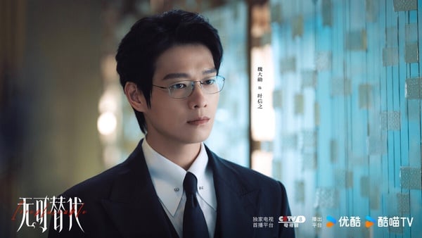 Netflix新劇《無可替代》劇情、評價：趙今麥化身「職場黑蓮花」與魏大勳師徒互相利用