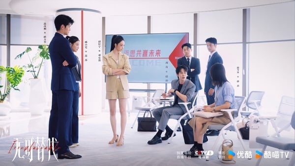 Netflix新劇《無可替代》劇情、評價：趙今麥化身「職場黑蓮花」與魏大勳師徒互相利用
