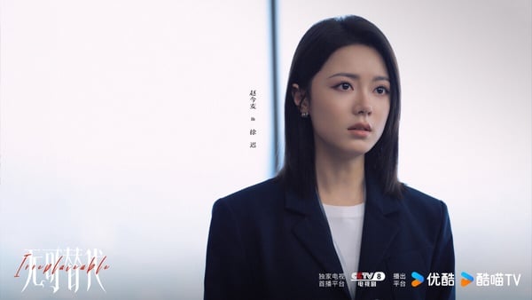 Netflix新劇《無可替代》劇情、評價：趙今麥化身「職場黑蓮花」與魏大勳師徒互相利用