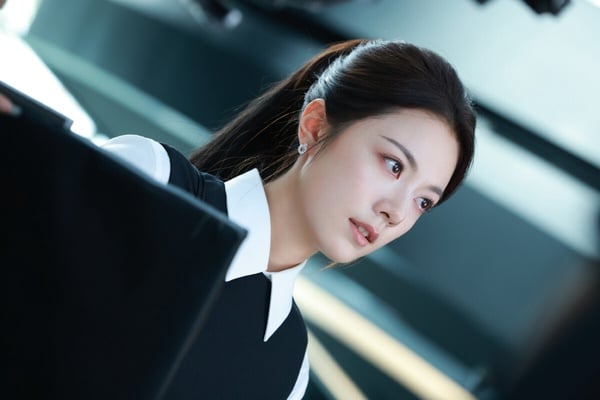 Netflix新劇《無可替代》劇情、評價：趙今麥化身「職場黑蓮花」與魏大勳師徒互相利用