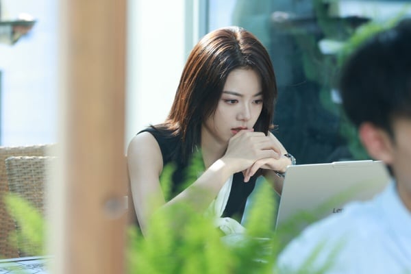 Netflix新劇《無可替代》劇情、評價：趙今麥化身「職場黑蓮花」與魏大勳師徒互相利用
