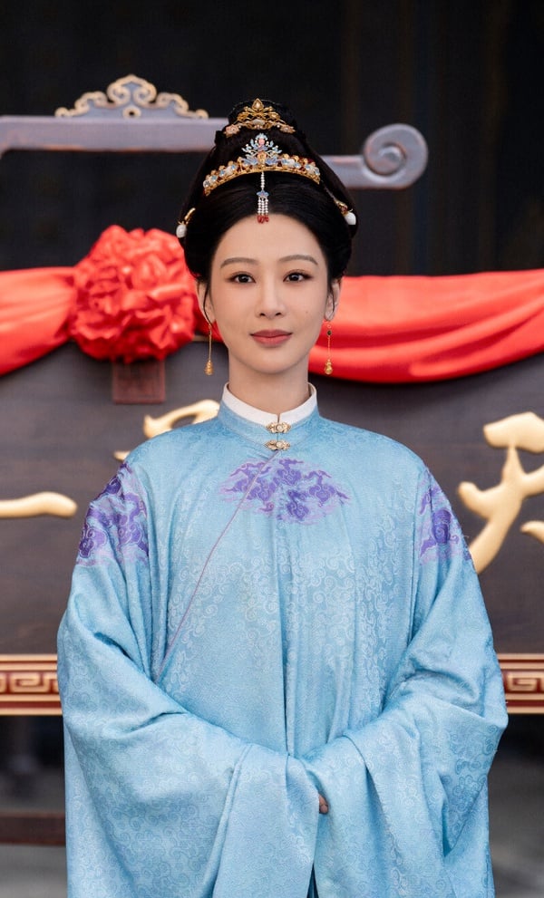 今年楊紫主演的《家業》一樣是以明朝為背景的家宅古裝劇，口碑同樣很不錯！這是類似《國色芳華》的大女主經商劇，這次楊紫要賣墨。《家業》故事滿新鮮，講述明朝中期，一場貢墨案打破維持已久的徽州墨業格局，位居龍頭多年的百年制墨世家李墨沒落，李墨八房被除族。時光流轉，八房夭女李禎為解決生計，毅然走上制墨之路。