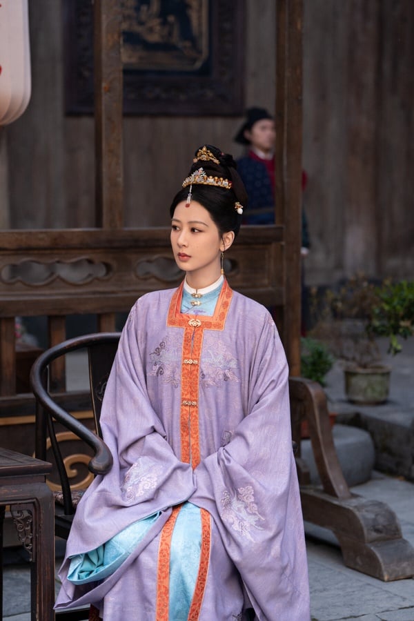 今年楊紫主演的《家業》一樣是以明朝為背景的家宅古裝劇，口碑同樣很不錯！這是類似《國色芳華》的大女主經商劇，這次楊紫要賣墨。《家業》故事滿新鮮，講述明朝中期，一場貢墨案打破維持已久的徽州墨業格局，位居龍頭多年的百年制墨世家李墨沒落，李墨八房被除族。時光流轉，八房夭女李禎為解決生計，毅然走上制墨之路。