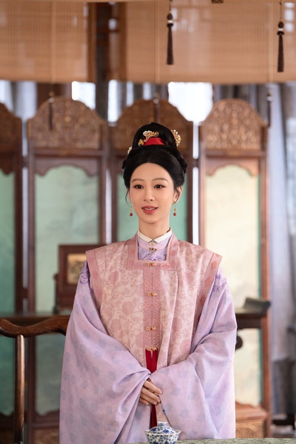 今年楊紫主演的《家業》一樣是以明朝為背景的家宅古裝劇，口碑同樣很不錯！這是類似《國色芳華》的大女主經商劇，這次楊紫要賣墨。《家業》故事滿新鮮，講述明朝中期，一場貢墨案打破維持已久的徽州墨業格局，位居龍頭多年的百年制墨世家李墨沒落，李墨八房被除族。時光流轉，八房夭女李禎為解決生計，毅然走上制墨之路。