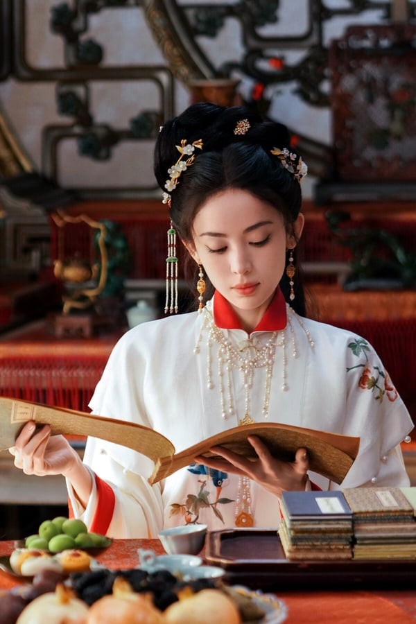 2026真的好多明朝古裝美人，古力娜扎主演的《玉茗茶骨》造型也參考明制！《玉茗茶骨》也是宅鬥劇，以茶葉為背景，女角們的衣服隱藏了很多茶元素，像是茶紋刺繡、茶湯色系，看起來非常溫婉大方，真的滿好看。