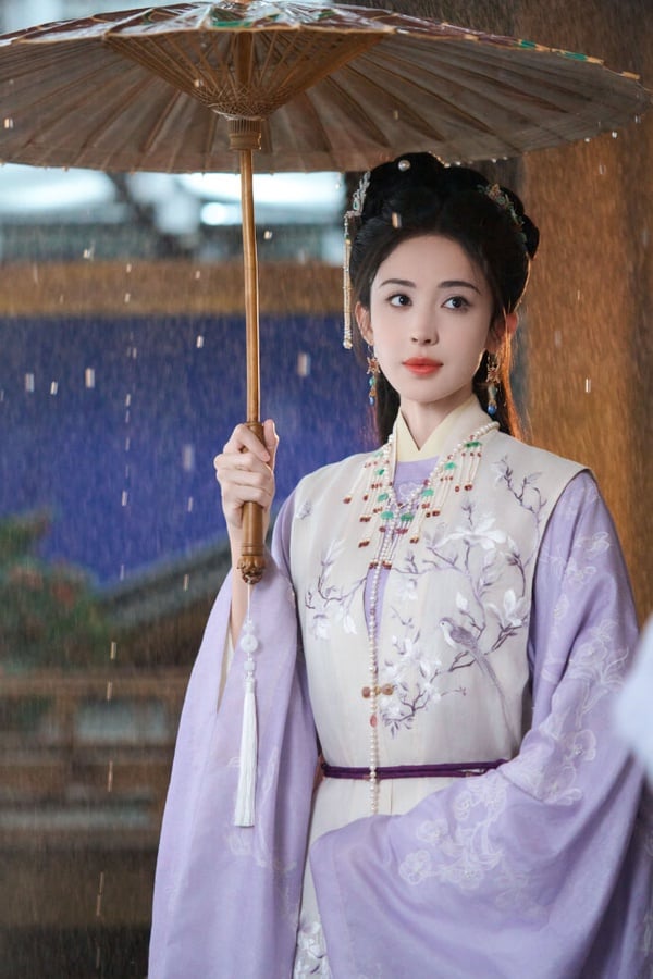 2026真的好多明朝古裝美人，古力娜扎主演的《玉茗茶骨》造型也參考明制！《玉茗茶骨》也是宅鬥劇，以茶葉為背景，女角們的衣服隱藏了很多茶元素，像是茶紋刺繡、茶湯色系，看起來非常溫婉大方，真的滿好看。
