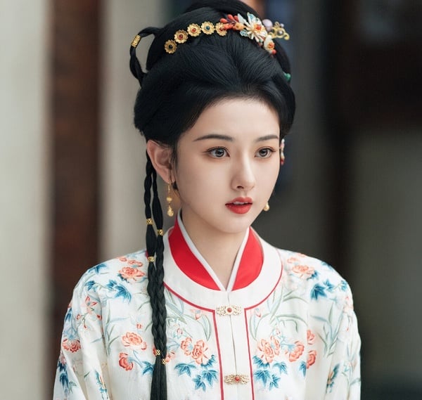 宋祖兒在新劇《表妹萬福》也要穿明制古裝！《表妹萬福》和《折腰》出自同一個小說作者，一樣是契約夫妻的故事。《表妹萬福》劇情很有看點，講述甄嘉芙前世錯嫁二表哥淪為政治犧牲品，重生後為逃避強權逼婚，而主動找上裴右安，兩人結為契約夫妻。
