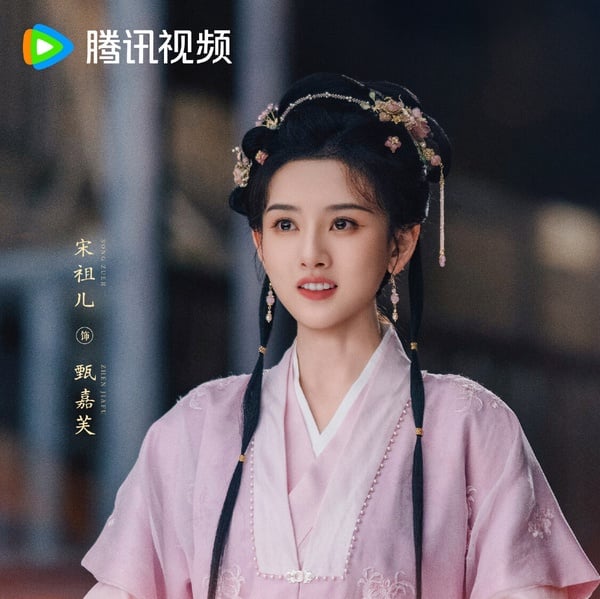 宋祖兒在新劇《表妹萬福》也要穿明制古裝！《表妹萬福》和《折腰》出自同一個小說作者，一樣是契約夫妻的故事。《表妹萬福》劇情很有看點，講述甄嘉芙前世錯嫁二表哥淪為政治犧牲品，重生後為逃避強權逼婚，而主動找上裴右安，兩人結為契約夫妻。