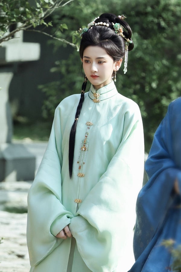 宋祖兒在新劇《表妹萬福》也要穿明制古裝！《表妹萬福》和《折腰》出自同一個小說作者，一樣是契約夫妻的故事。《表妹萬福》劇情很有看點，講述甄嘉芙前世錯嫁二表哥淪為政治犧牲品，重生後為逃避強權逼婚，而主動找上裴右安，兩人結為契約夫妻。