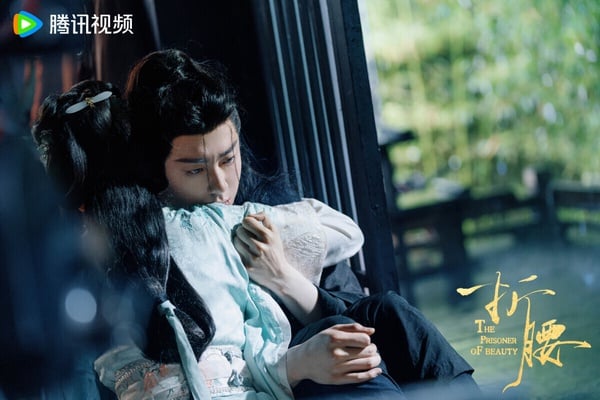 劉宇寧、宋祖兒主演的《折腰》是近年的人氣古裝劇，人設和劇情很新鮮。《折腰》是亂世之下的愛戀，男女主角有家仇，後來先婚後愛，劇情很帶感。《折腰》被網友說「找不到代餐」，意思就是找不到類似的替代品。劉宇寧太有蘇感，宋祖兒美翻，追完讓人走不出來啊！