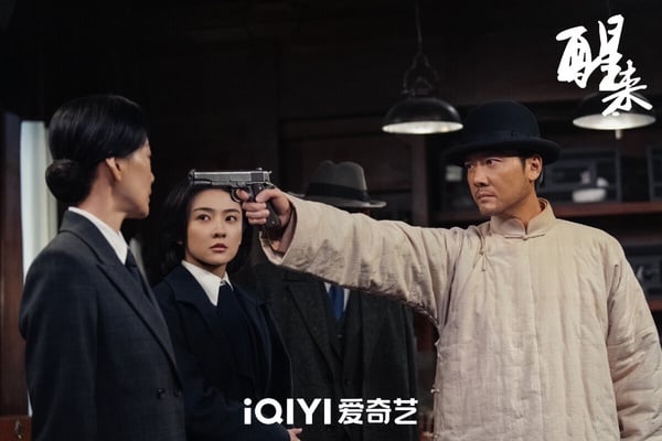《醒來》是一部諜戰劇，以照相師視角看亂世諜戰。講述1941年冬，照相師陳開來在師父犧牲後，代其赴上海與地下黨接頭，路遇表面是舞廳頭牌、實為軍統特工的金寶，在多方勢力間周旋斡旋。