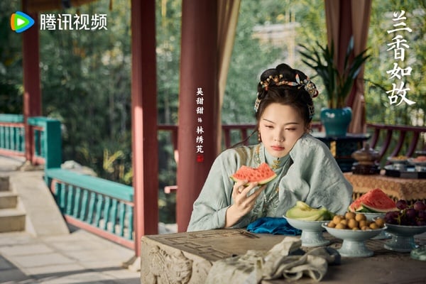 《蘭香如故》林繡芄一角也讓人印象深刻，林繡芄是林家二小姐，自幼備受寵愛，性情驕直。但在人勝宴遭杜家兄妹算計，致使婚約作廢，後遭長期禁足。林繡芄是個前後轉變很大的角色，而演員吳甜甜詮釋得很到位。她是童星出身呢！