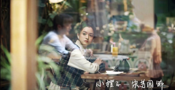 《蘭香如故》杜小蓮是蘭香的好閨蜜，性格單純憨直，重情重義，始終待人赤誠。雪夜落難時，被南客救下，二人暗生情愫，兩人最終成婚，收穫安穩圓滿的歸宿。飾演小蓮的演員也讓許多觀眾很眼熟！宋芳園出現在許多熱門陸劇呢！她也曾和譚松韻合作過《以家人之名》。