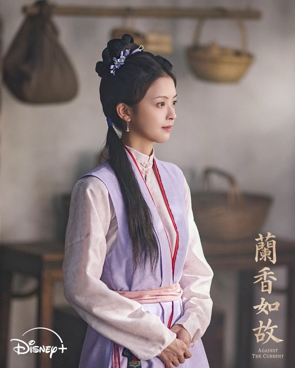 《蘭香如故》杜小蓮是蘭香的好閨蜜，性格單純憨直，重情重義，始終待人赤誠。雪夜落難時，被南客救下，二人暗生情愫，兩人最終成婚，收穫安穩圓滿的歸宿。飾演小蓮的演員也讓許多觀眾很眼熟！宋芳園出現在許多熱門陸劇呢！她也曾和譚松韻合作過《以家人之名》。
