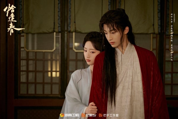 《恰逢春》改編自御井烹香的小說《庶女生存手冊》，也是宅鬥故事，找來《花開錦繡》女主角鄧恩熙，搭配NCT 127出身的董思成。董思成去年在古裝劇《五福臨門》扮演楊羨，和黃楊鈿甜的CP意外衝出高話題，而鄧恩熙的古裝扮相好看，這個搭配還滿有新鮮感。