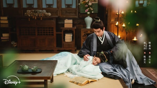 去年宋祖兒主演的古裝劇《折腰》大獲好評，這之後宋祖兒也接下了同作者的小說改編劇《表妹萬福》，這部劇的劇情設定很有意思。《表妹萬福》講述女主甄嘉芙前世與二表哥成為夫妻，卻遇人不淑成為政治犧牲品，重生後，嘉芙認定溫潤寬宥的大表哥裴右安才是值得依靠的良人，故意設計與之成親，婚後兩人在相處中漸生情愫。