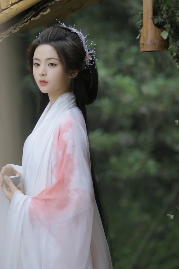楊超越的顏值確實沒話說，她長相甜美，自出道以來顏值就很受粉絲追捧，而且楊超越古裝扮相也好看，之前在古裝劇《七時吉祥》、《墨雨雲間》、《長安諾》、《且聽鳳鳴》、《說英雄誰是英雄》古裝都很美，而且是美得讓人眼睛一亮的程度，各種妝造都能Hold住。