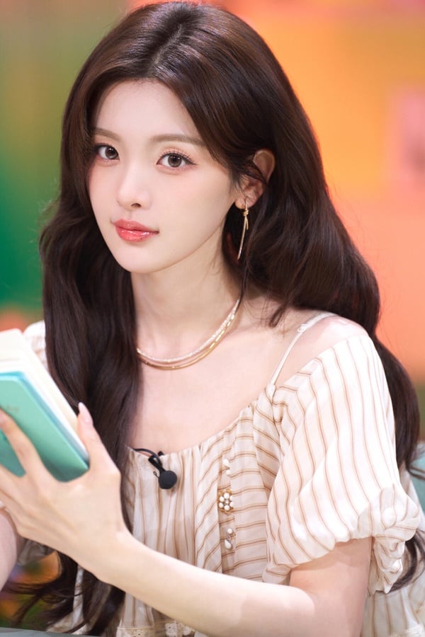 楊超越的顏值確實沒話說，她長相甜美，自出道以來顏值就很受粉絲追捧，而且楊超越古裝扮相也好看，之前在古裝劇《七時吉祥》、《墨雨雲間》、《長安諾》、《且聽鳳鳴》、《說英雄誰是英雄》古裝都很美，而且是美得讓人眼睛一亮的程度，各種妝造都能Hold住。