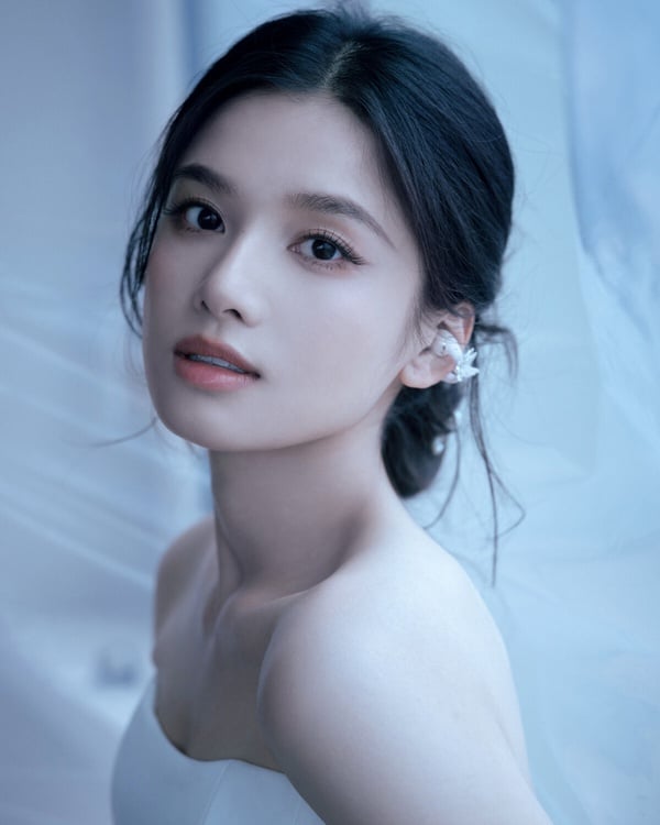 張婧儀是近年崛起的95後女星，雖然知名度和各方面的流量數據不如趙露思、虞書欣、田曦薇，但被認為是95後最具潛力的新生代之一。不同於很多95花走甜美路線，張婧儀的長相非常明豔大氣，很搶眼呢！