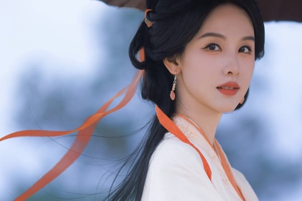 陳都靈是近年人氣上漲快速的古裝女神，她出道很早，但有好幾年都在爛劇打轉，是直到近年陳都靈開始在古裝劇《長月燼明》、《永夜星河》演女配角刷臉，口碑才逐漸好轉。陳都靈也是公認的美女，她是清純系美人，長相端莊，又有古典氣質，古裝可塑性非常強呢！