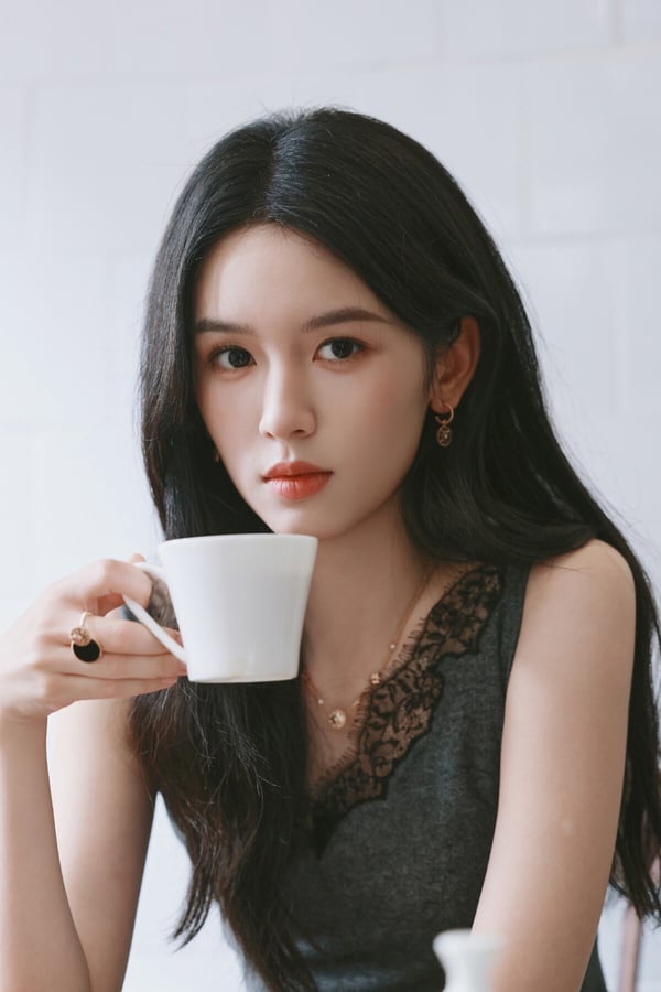 周也一直都是95後公認的高顏值美女，她憑著文藝電影竄起，後來在《山河令》飾演顧湘人氣又往上漲。周也時裝古裝都蠻好看的，每次只要出席活動，周也的生圖都會引起討論。