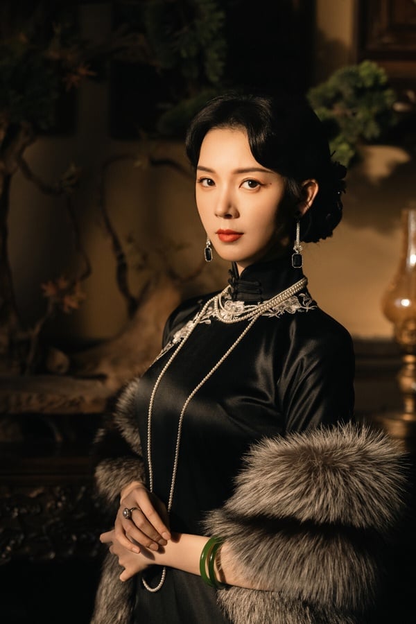 陳瑤近年人氣大漲，今年出現在《九門》，陳瑤的旗袍扮相讓大家都很驚豔呢！陳瑤出道很多年，明明有顏值、有演技，但一直不溫不火，近年資源才漸漸變好。陳瑤早年是在《無心法師》以「反派蘿莉」岳綺羅被大家記住的，陳瑤的長相在甜妹之中，又參雜了一點特別的氣質，能美豔，能空靈，也能像《無心法師》般邪惡陰森，很獨特。