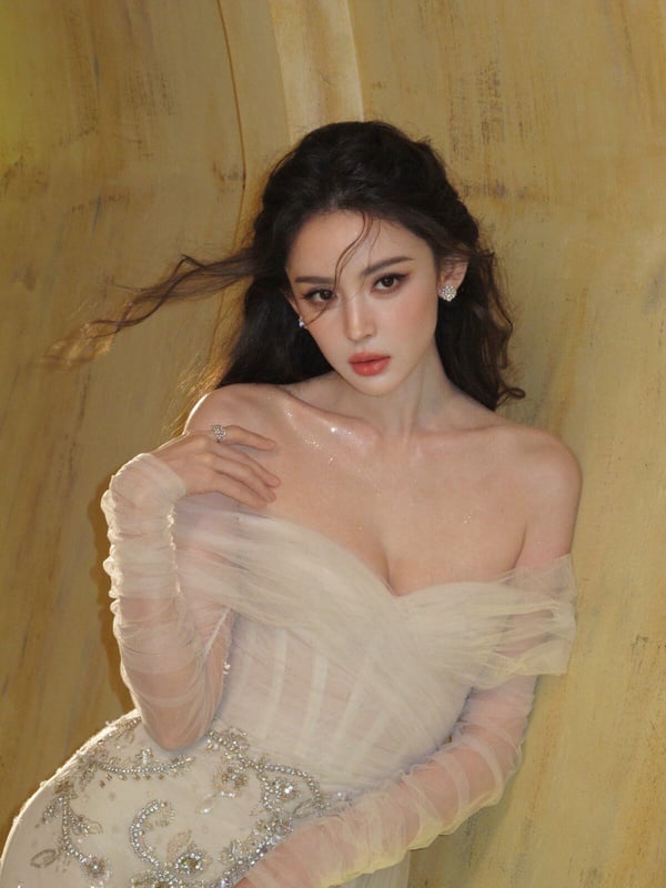 網友票選冠軍是古力娜扎！這位也確實是頂級大美女！在各大顏值排行榜中，古力娜扎幾乎都會闖進前排，她屬於第一眼美人，任何人看到古力娜扎，第一眼都會感嘆她真的超好看。而且古力娜扎美得很耐看呢！真的是無死角美女。