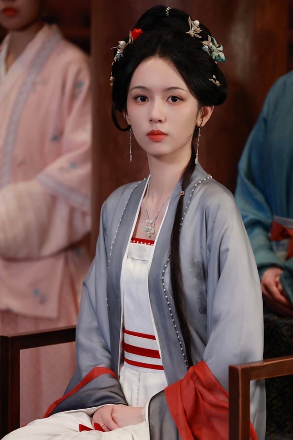 周也屬於「淡顏系美女」，不是像迪麗熱巴攻擊性那麼強的長相，周也的五官柔和，真的耐看！每次只要討論95後的美女，周也幾乎都會闖進前排，是讓人羨慕的顏值啊！