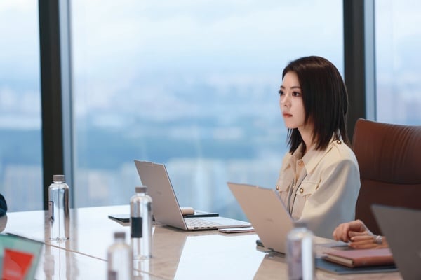 《無可替代》登Netflix排行榜冠軍！7大「職場實用守則」：學歷不夠亮眼就「另闢蹊徑」