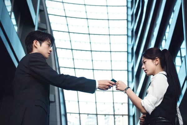 《無可替代》登Netflix排行榜冠軍！7大「職場實用守則」：學歷不夠亮眼就「另闢蹊徑」
