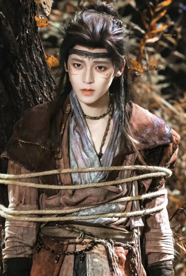 侯明昊《長生骨》原名《念相思》，這是重磅劇，這部劇改編自古言大IP《神仙肉》，找來虞書欣搭檔侯明昊，很受矚目呢！目前釋出的造型都滿夢幻，和《永夜星河》和《蒼蘭訣》風格類似。