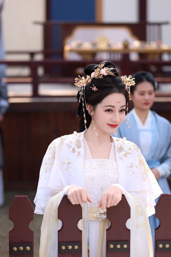 迪麗熱巴是90花中的頂流，前幾年迪麗熱巴主演的《長歌行》、《你是我的榮耀》、《與君初相識》、《三生三世枕上書》都有達到熱播以上的程度。