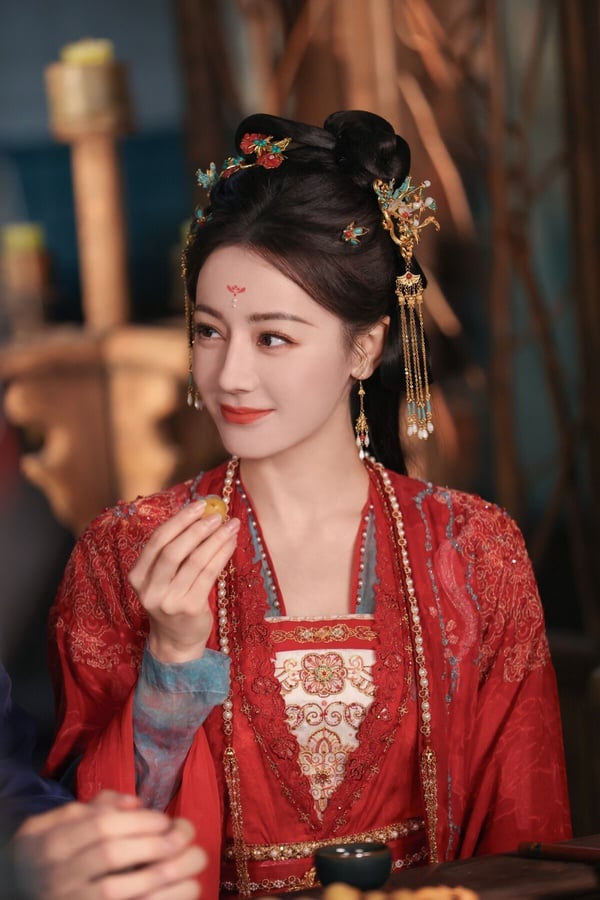 迪麗熱巴是90花中的頂流，前幾年迪麗熱巴主演的《長歌行》、《你是我的榮耀》、《與君初相識》、《三生三世枕上書》都有達到熱播以上的程度。