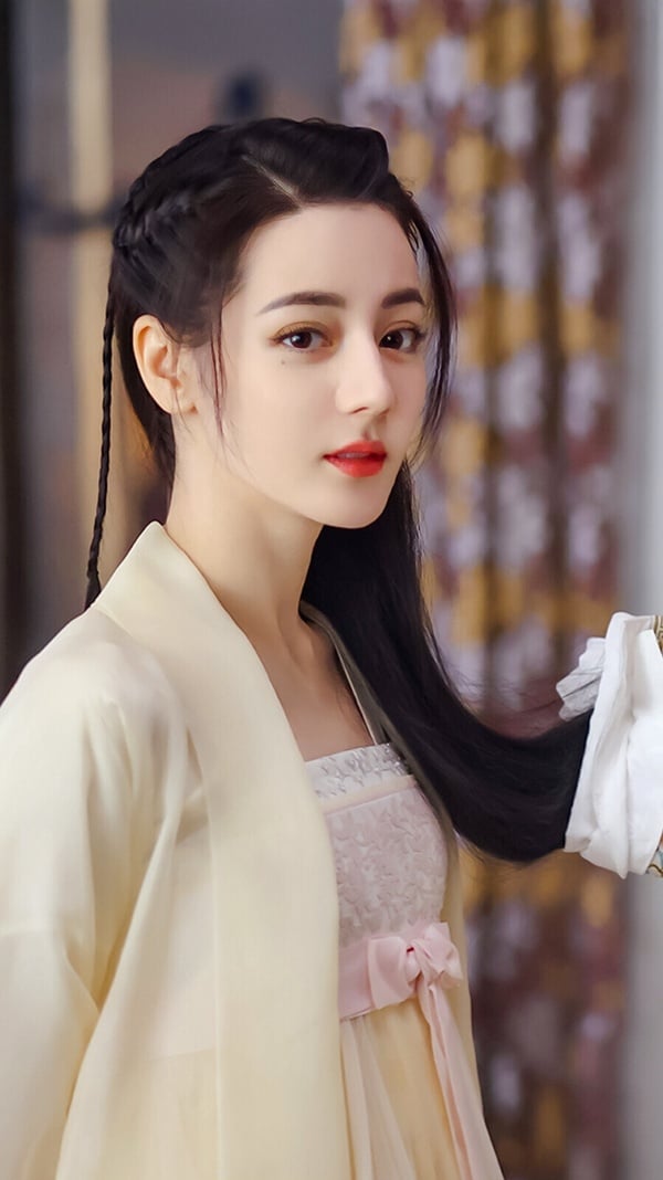 迪麗熱巴是90花中的頂流，前幾年迪麗熱巴主演的《長歌行》、《你是我的榮耀》、《與君初相識》、《三生三世枕上書》都有達到熱播以上的程度。