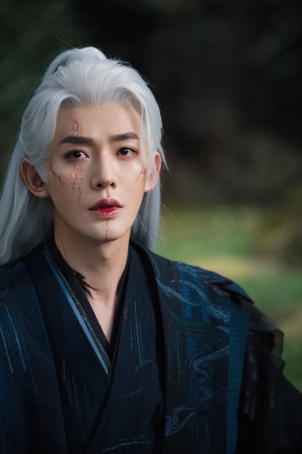 鄧為也是破碎感很強的古裝美男，鄧為在《長相思》飾演的塗山璟其實就有許多破碎感滿滿的畫面，而後來鄧為搭檔向涵之主演《仙台有樹》，這又是一個美強慘！