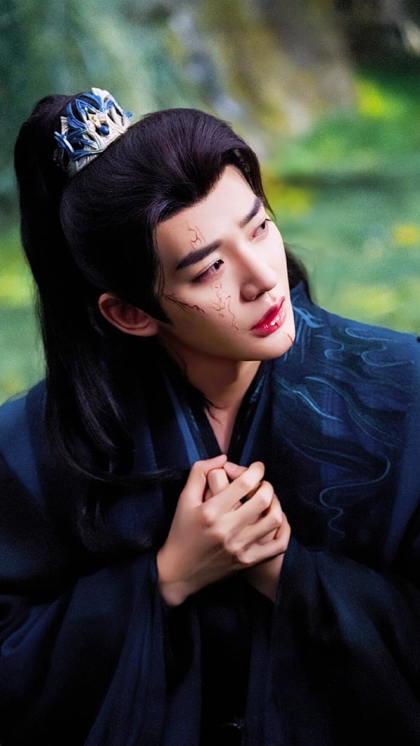 鄧為也是破碎感很強的古裝美男，鄧為在《長相思》飾演的塗山璟其實就有許多破碎感滿滿的畫面，而後來鄧為搭檔向涵之主演《仙台有樹》，這又是一個美強慘！