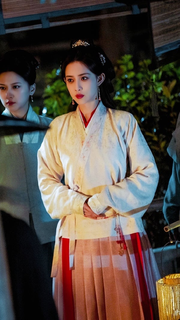 孟子義是1994年出生，不過普遍也被歸類在95花中一起討論。孟子義出道很久了，早在《陳情令》就以溫情一角衝出高討論度，不過早年孟子義的路人緣很差，黑粉很多，網路上清一色都是黑評，直到近年才逐漸好轉。孟子義古裝扮相很美，又手握《九重紫》這部高口碑好劇，《九重紫》為孟子義帶來不少正向加乘。