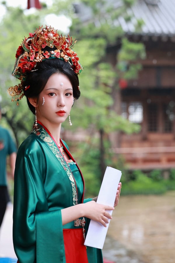 周也算是竄起速度很快的95花，她簽在李冰冰的和頌傳媒，一出道就被公司力捧，火速以《少年的你》、《山河令》的配角被大家記住，之後就一路演女主角了！