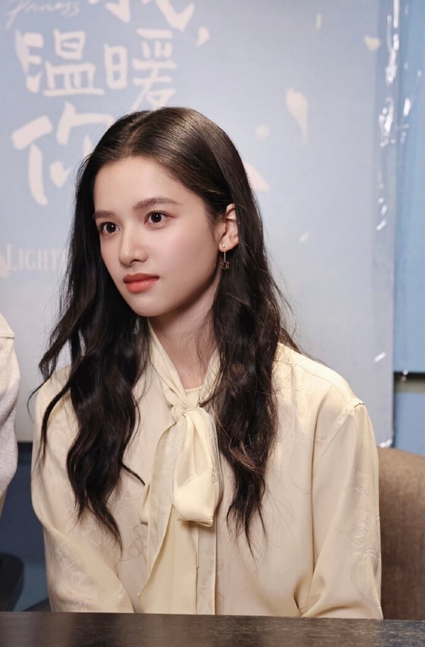 有兩位95花同票並列第二，其中一位是張婧儀。張婧儀是陳坤和周迅創立的「東申未來」力捧的新生代，一出道就演到青春劇《風犬少年的天空》的女主角。在電視劇圈，張婧儀從未演過配角呢！而且搭檔的都是人氣男星，《一見傾心》搭陳星旭，《藏海傳》搭肖戰，《野狗骨頭》搭宋威龍，接下來《霧裡青》要搭李現。