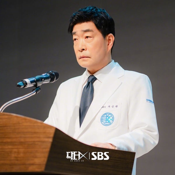 《Doctor X》臥虎藏龍配角！羅大一《我的王室死對頭》超氣人，他是《鐵拳教育》大反派