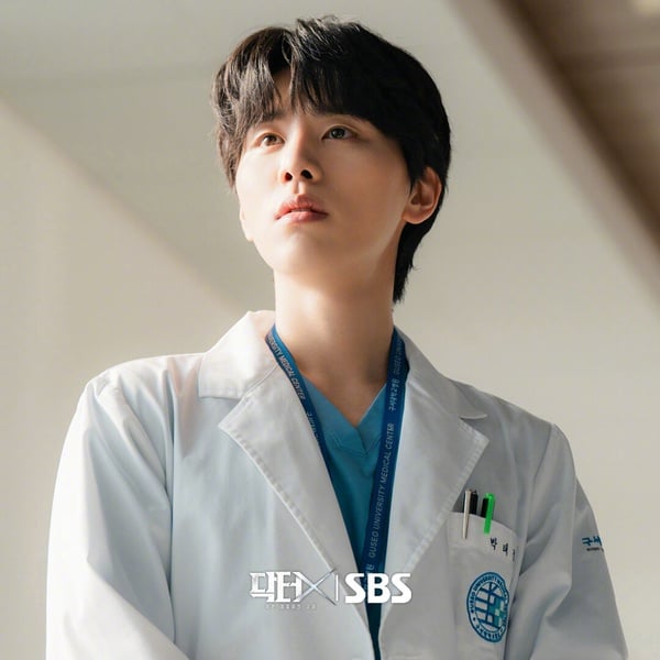 《Doctor X》臥虎藏龍配角！羅大一《我的王室死對頭》超氣人，他是《鐵拳教育》大反派