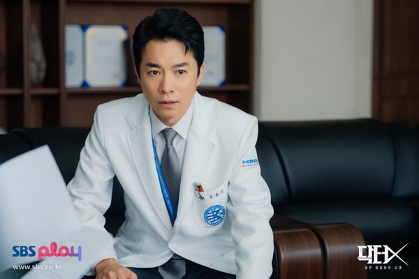 《Doctor X》臥虎藏龍配角！羅大一《我的王室死對頭》超氣人，他是《鐵拳教育》大反派