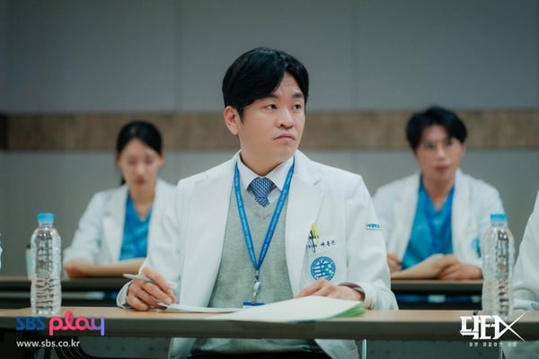 《Doctor X》臥虎藏龍配角！羅大一《我的王室死對頭》超氣人，他是《鐵拳教育》大反派