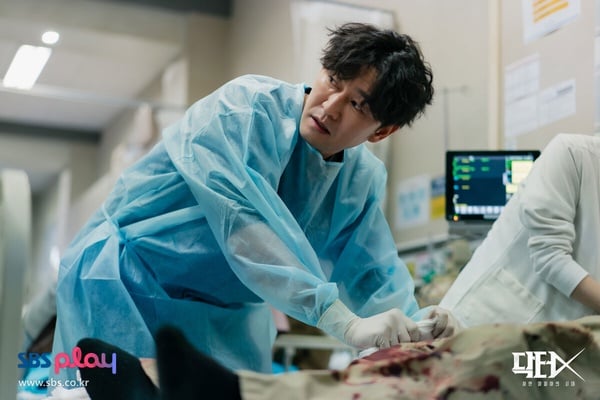 《Doctor X》臥虎藏龍配角！羅大一《我的王室死對頭》超氣人，他是《鐵拳教育》大反派