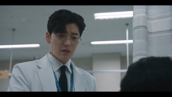 《Doctor X》肝臟刻字是真實事件！肝臟移植名醫在病人器官上簽名，竟辯稱「緩解壓力」