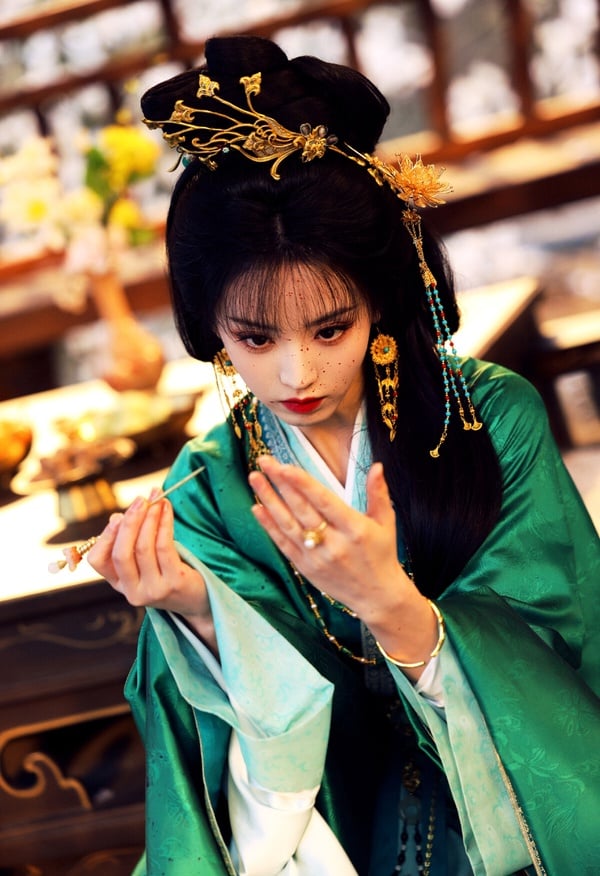最近田曦薇在《嫁金釵》的惡女演技受到熱議，《嫁金釵》中，田曦薇一人分飾兩角，一個是高高在上的惡女千金君黛，她性格跋扈張揚、心機深沉，因拒絕沖喜而設計讓長相相似的阿醜代嫁。