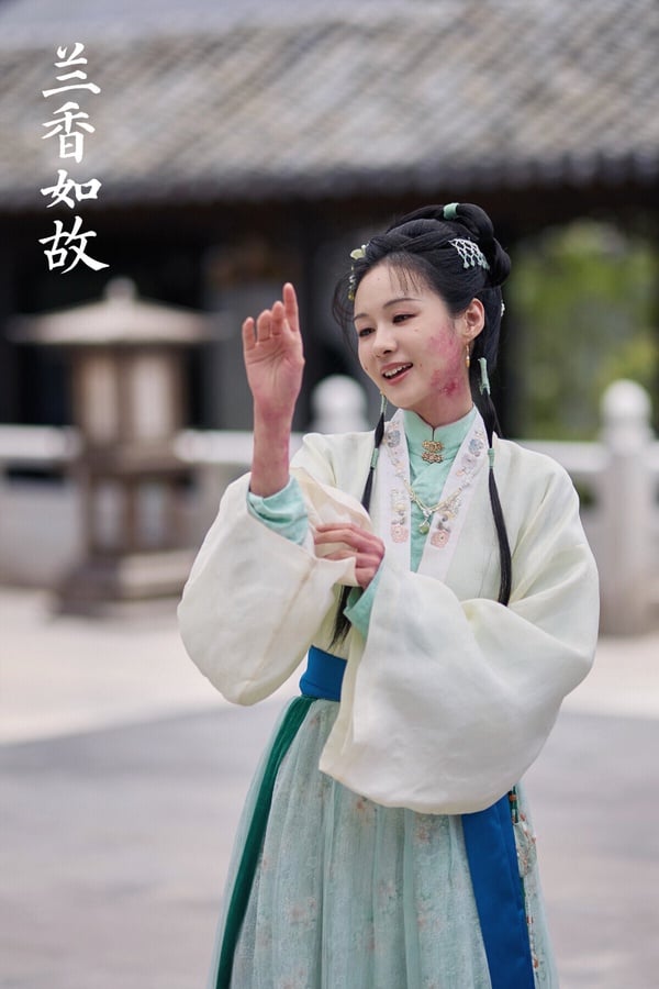 鄭合惠子也是《蘭香如故》一大亮點！大家對她應該不陌生，早年在《夏至未至》她和白敬亭的副CP大火，近年在《花間令》和劉學義又因為太有CP感走紅。鄭合惠子長相甜美可愛，所以很適合演甜美少女，沒想到在《蘭香如故》演起惡女也很帶感，她演技真的很到位。