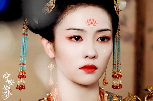 《寧安如夢》是重生劇，白鹿飾演的姜雪寧可不是什麼傻白甜，她容貌冠絕，暗藏野心，為了當上皇后誰都可以利用。前世姜雪寧曾費盡心機坐上后位，後來卻因宮變被迫自殺，重生後回到過去。
