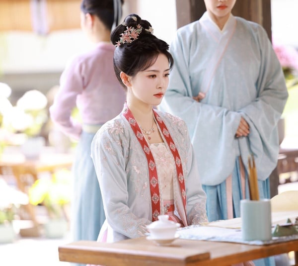 《寧安如夢》是重生劇，白鹿飾演的姜雪寧可不是什麼傻白甜，她容貌冠絕，暗藏野心，為了當上皇后誰都可以利用。前世姜雪寧曾費盡心機坐上后位，後來卻因宮變被迫自殺，重生後回到過去。